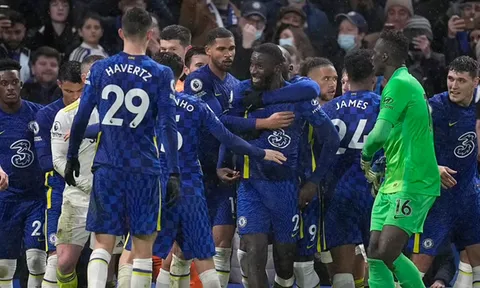 Lukaku vận hết sức tách Rudiger khỏi xung đột