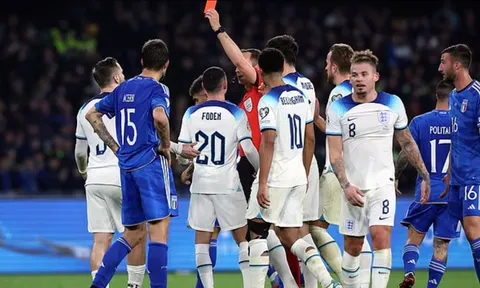 Luke Shaw rời sân với 2 thẻ vàng trong 54 giây