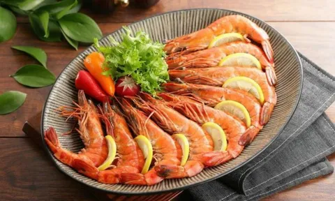 Luộc tôm đừng cho gừng, hành mà mất ngon: Thêm vào thứ này tôm đỏ au, ngọt lịm, không bị tanh