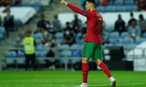 Lý do cảm động khiến Ronaldo từ chối đổi áo đấu với cầu thủ Ireland