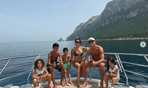 Lý do gây ngỡ ngàng khiến Ronaldo sơn móng chân