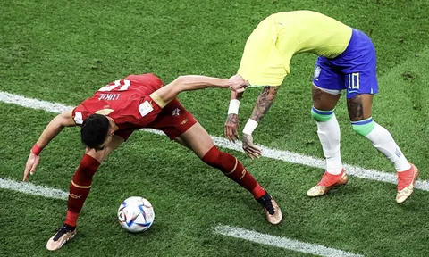 Lý do Neymar cởi áo trong trận nhưng không bị phạt thẻ vàng