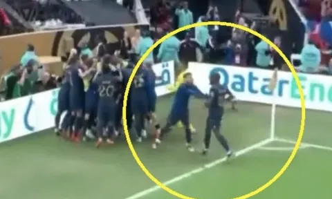 Lý do Theo Hernandez không cho Upamecano ăn mừng bàn thắng của Mbappe