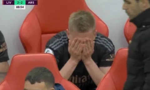 Lý do Zinchenko bật khóc trên ghế dự bị