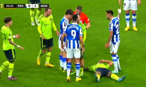 Vào bóng từ phía sau, Lisandro Martinez trả giá đắt