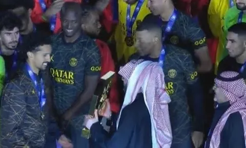 Mbappe từ chối nhận cúp từ ban tổ chức