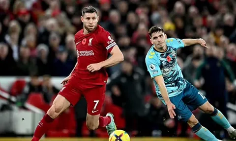 Klopp: "Cậu ấy là tấm gương cho chúng tôi"