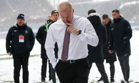 Mặc áo sơ mi giữa trời tuyết, Sean Dyche trả lời hóm hỉnh