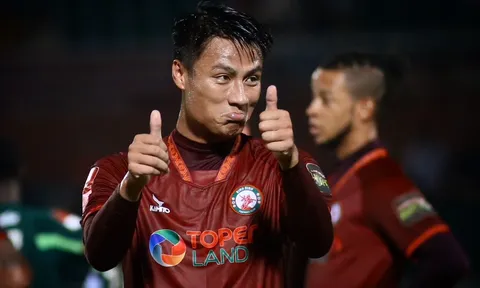 Mạc Hồng Quân mỉa mai trọng tài sau pha bẻ còi