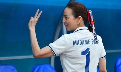 Madam Pang tiếp ứng tiền tấn cho tuyển Thái Lan