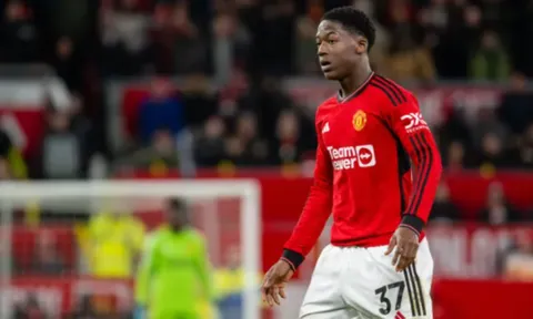 Ian Wright khen tấm tắc thần đồng Man United