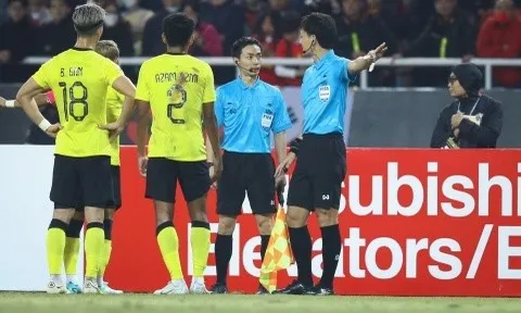 Malaysia nói không với trọng tài Sato sau trận thua Việt Nam