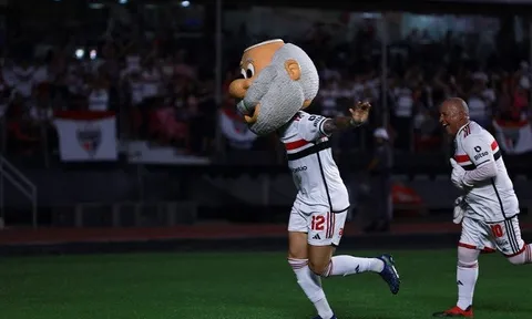 Màn ăn mừng kỳ lạ của Alexandre Pato