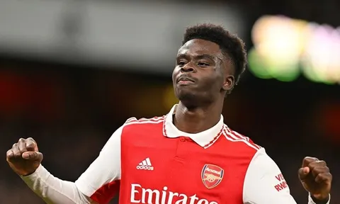Man City khiến huyền thoại phải sốc vì cái tên Saka
