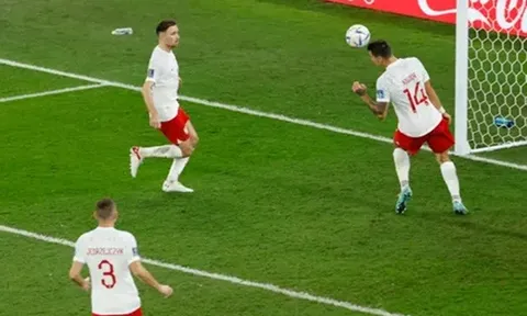 Màn 'đánh đu' cảm xúc khó tả của Lewandowski và đồng đội