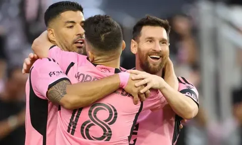 Màn trình diễn 10/10 của Luis Suarez