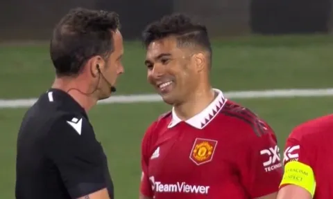 Man United thua thảm, Casemiro vẫn cười toe toét