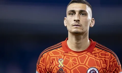 Man Utd hành động, tìm người thay De Gea