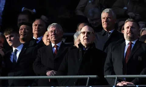 Man Utd vô địch, Sir Alex 'chiếm sóng' tại Wembley