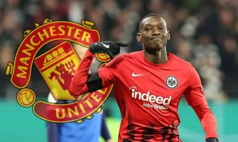 Rắc rối mới hiện hữu khiến Man Utd lăn tăn về Kolo Muani