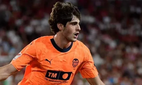 Xem giò tiền vệ Valencia, Man United ra quyết định