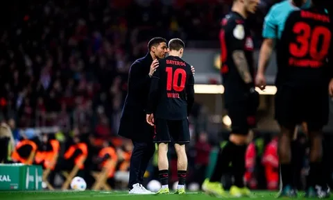 Manuel Neuer ngả mũ với Xabi Alonso