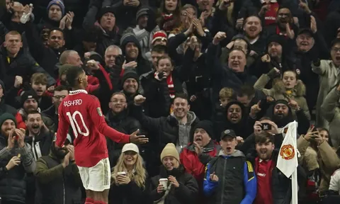 Marcus Rashford solo ghi bàn từ phần sân nhà