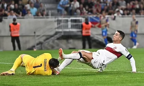"Tôi chỉ nhắm mắt lại và cầu nguyện Ronaldo sẽ không đá vào mặt tôi"