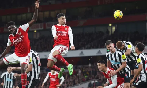 Gary Neville ca ngợi sao Arsenal