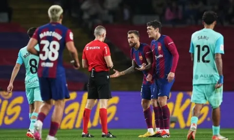 Hậu vệ từ chối rời Barca