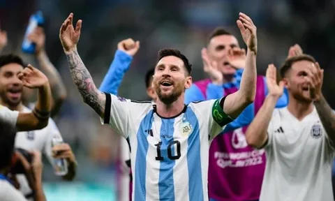 Martinez leo lên bàn, Messi cởi trần quậy tưng bừng sau chiến thắng