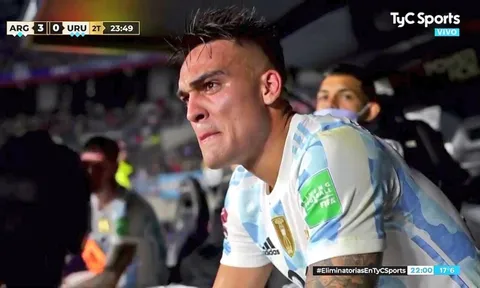 Martinez rơi nước mắt trên ghế dự bị Argentina