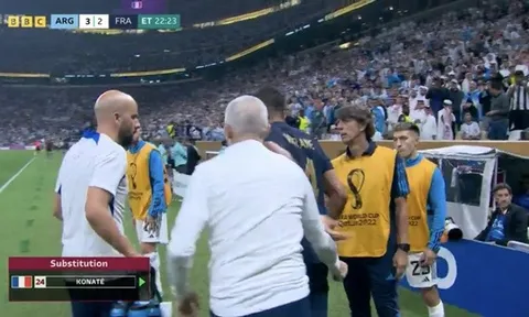 Martinez xuất hiện ngay cạnh Varane gây sốt NHM Man Utd