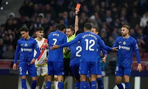 Greenwood nhận thẻ đỏ vô duyên, 8 người Getafe thất thủ trước Vallecano