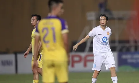 Mất người vì thẻ đỏ, thua đau phút bù giờ, HLV Hà Nội nói gì về trọng tài?