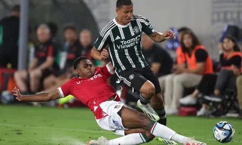 Sevilla tăm tia tiền đạo Man United