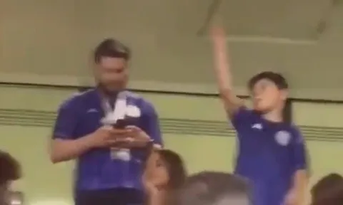 Mateo Messi bị mẹ mắng vì ném kẹo mút vào người hâm mộ