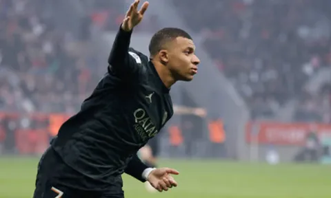 Mbappe lập hattrick, PSG chiếm đỉnh bảng Ligue 1