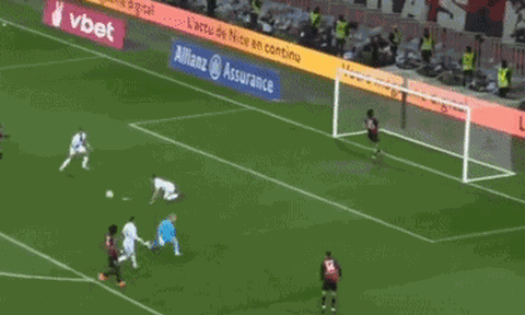 Mbappe bị chế nhạo sau pha bỏ lỡ trước khung thành trống