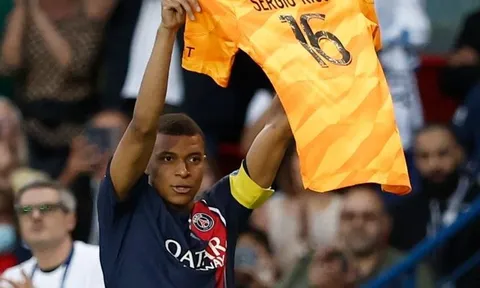 Mbappe bị chỉ trích vì không nhường phạt đền cho Messi