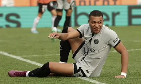 Mbappe bỏ vào đường hầm khi bị thay sớm
