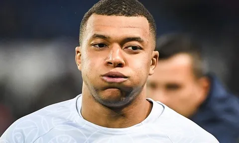 Mbappe chơi tất tay PSG, chấp nhận dự bị cả mùa