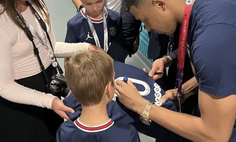 Mbappe chụp ảnh cùng con gái Donald Trump