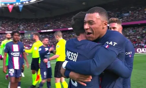 Mbappe liên tục ôm, nhấc bổng Messi ăn mừng siêu phẩm