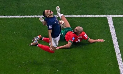 Mbappe bật lên không trung vì nhận đòn đau từ 'máy quét' Morocco