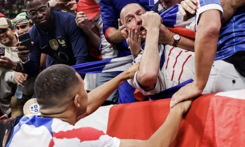 Mbappe sút bóng vào mặt CĐV