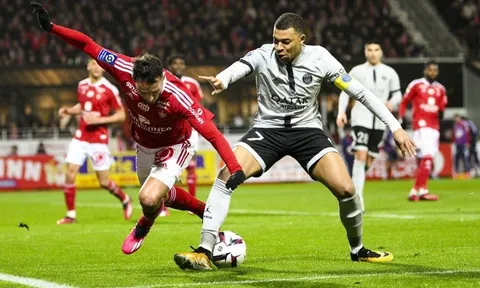 Mbappe thoát thẻ đỏ sau hành động phi thể thao