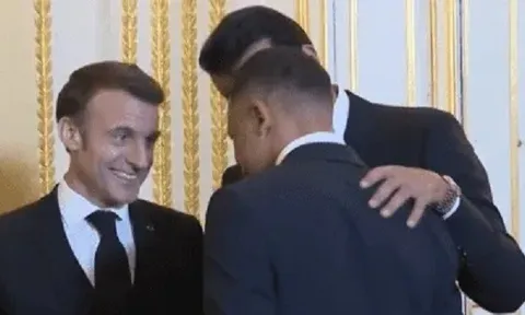 Tổng thống Pháp vừa cười vừa nói 1 câu với Mbappe