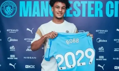CHÍNH THỨC! Man City công bố hợp đồng mới