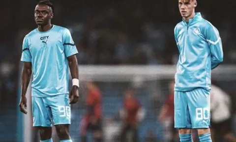 Bán sao trẻ, Man City thu tiền bằng 2 bom tấn M.U